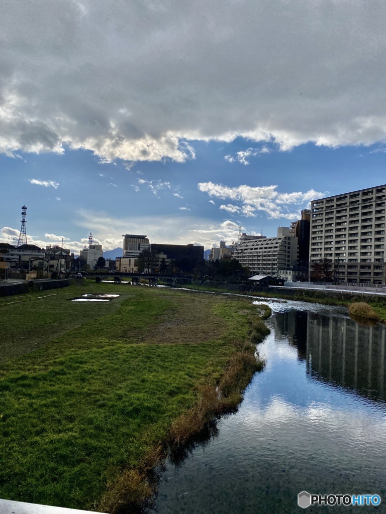 夕暮れ時の川