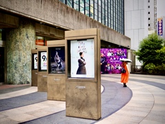 東京芸術劇場前