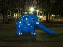 街の中の青いモノ　夜の象