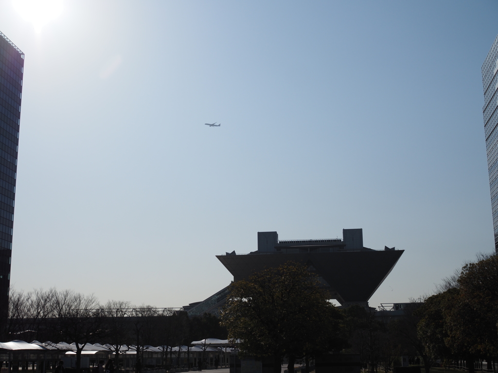 ビッグサイトと飛行機