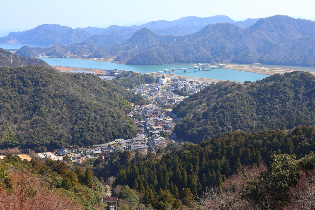 山間の温泉地