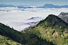 高原の山々と雲の海