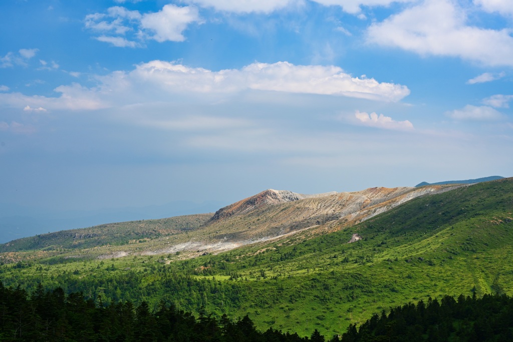 草津白根山と青空