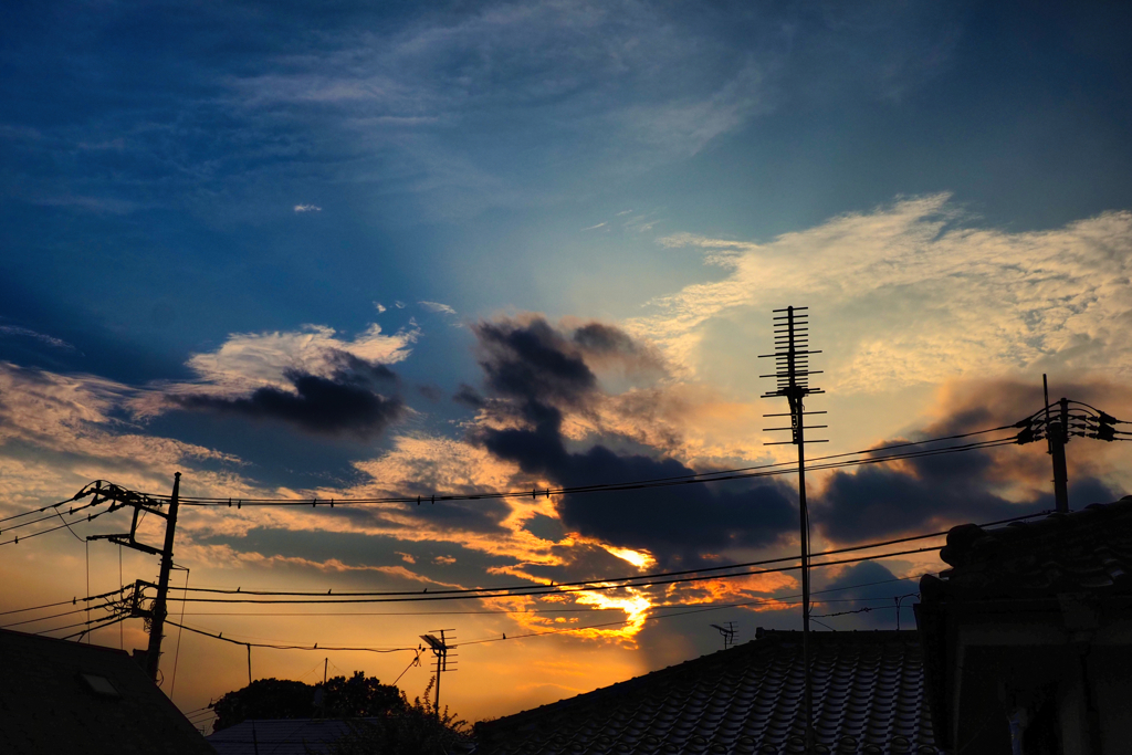 日が沈み夜が始まる