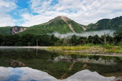 大正池に映る早朝の焼岳