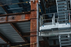 建設中のビルと作業階段