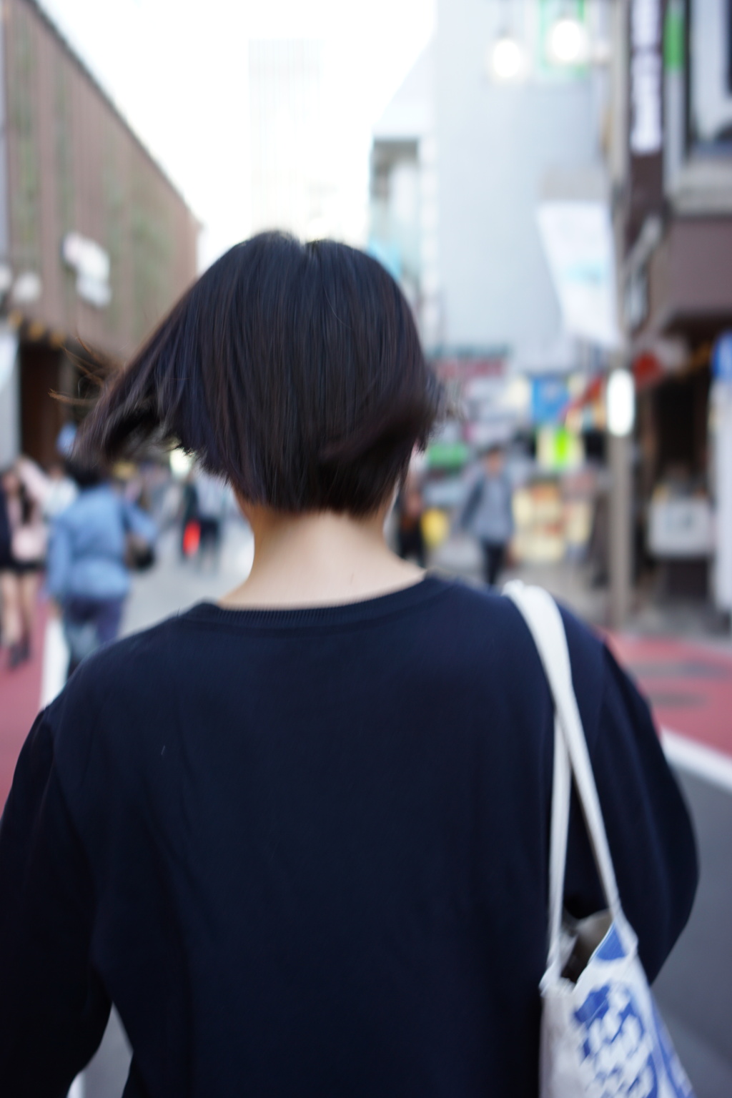 急ぐ彼女