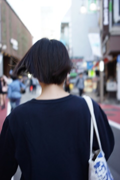 急ぐ彼女