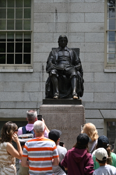 Statue of Harvard(ハーバード大学の銅像)