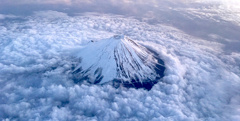 雲海を掻き分ける富士山