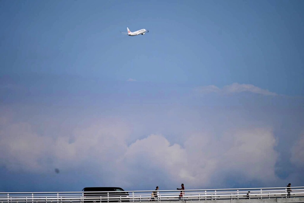 飛行機のある空