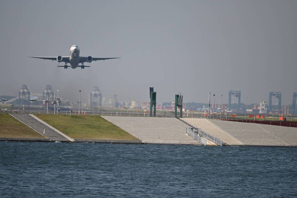 飛行機のある空