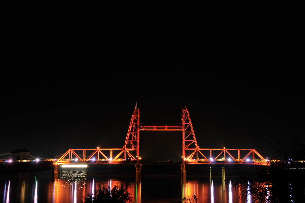 真横からの昇開橋