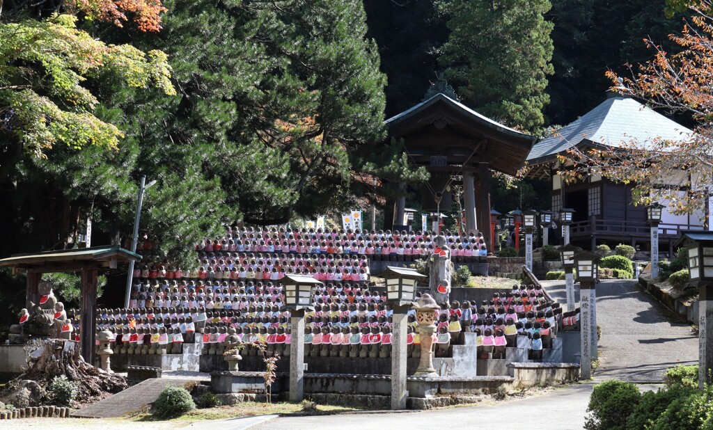 お地蔵様に見守られて