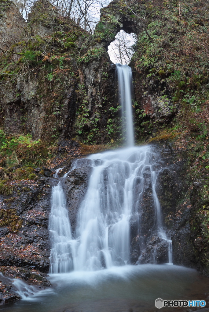 山形県南陽市　くぐり滝1