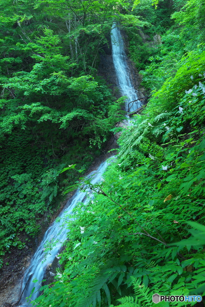 秋田県鹿角市　小根津戸の雌滝