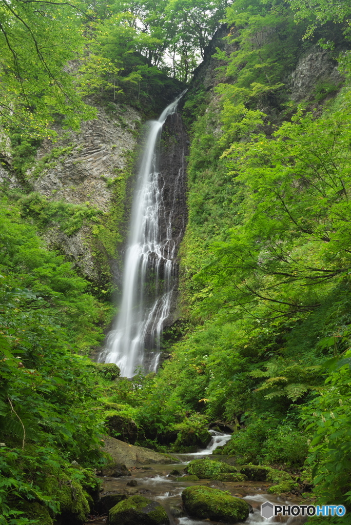 岩手県西和賀　下前渓谷降る滝1