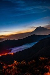 山と湖