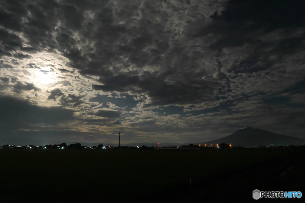 P1970791　月を包む