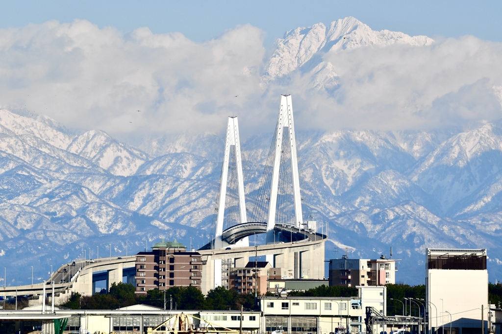 新湊大橋と立山連峰