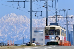 立山連峰劔岳と路面電車