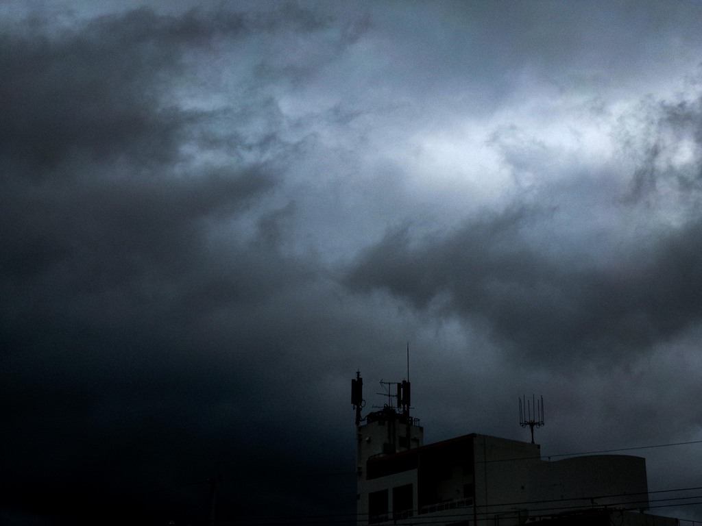 黒雲の中の光