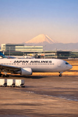 朝日を浴びる富士山とJAL