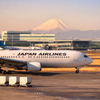 朝日を浴びる富士山とJAL
