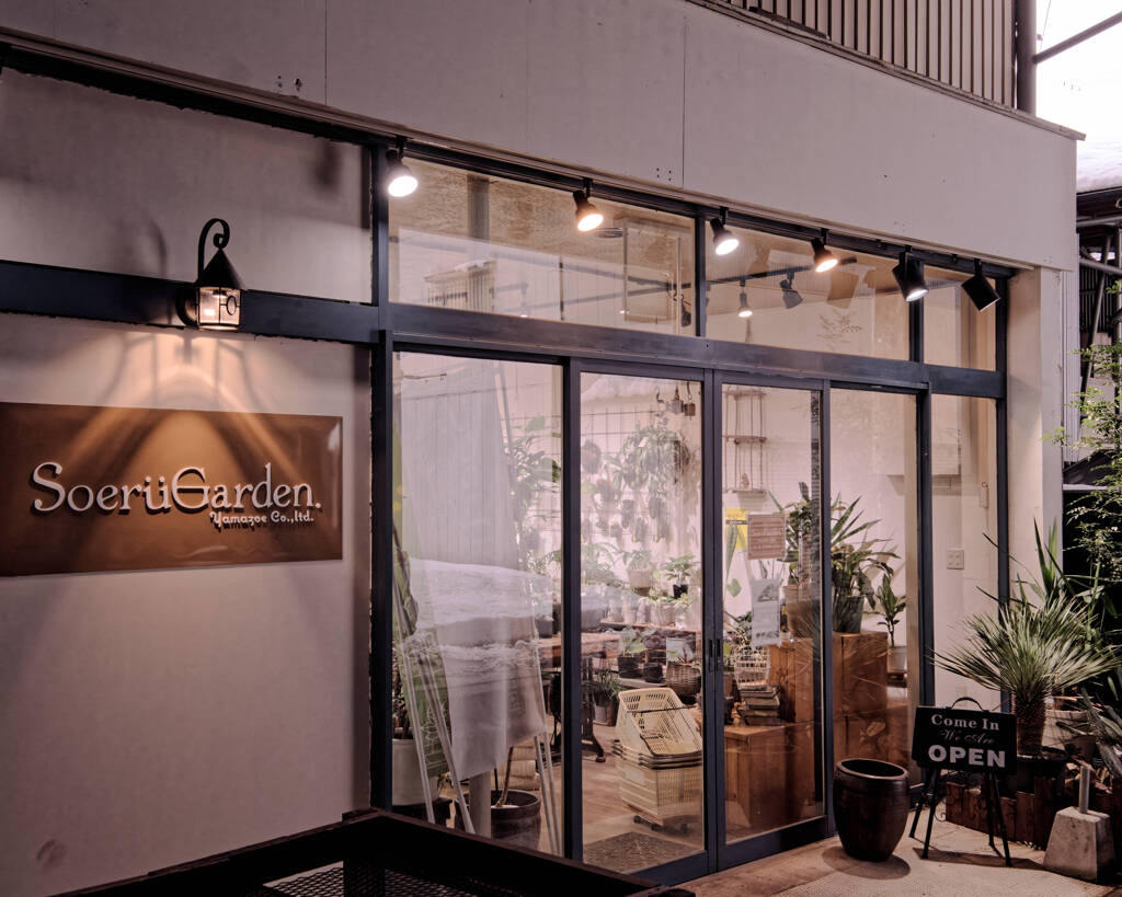 シャッター街の一角に灯