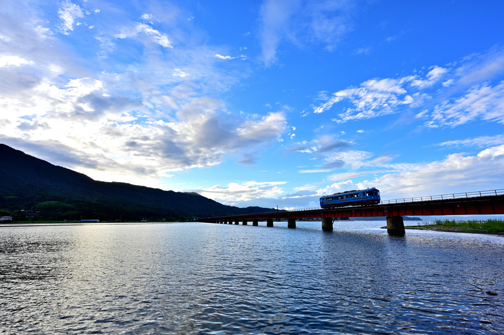 丹後鉄道・由良川橋梁と晩夏の空