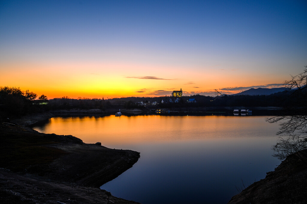 夕闇の湖畔