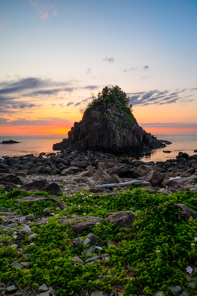 夕闇を待つ巨岩