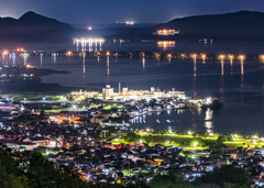 遠景に天橋立、与謝野の夜景