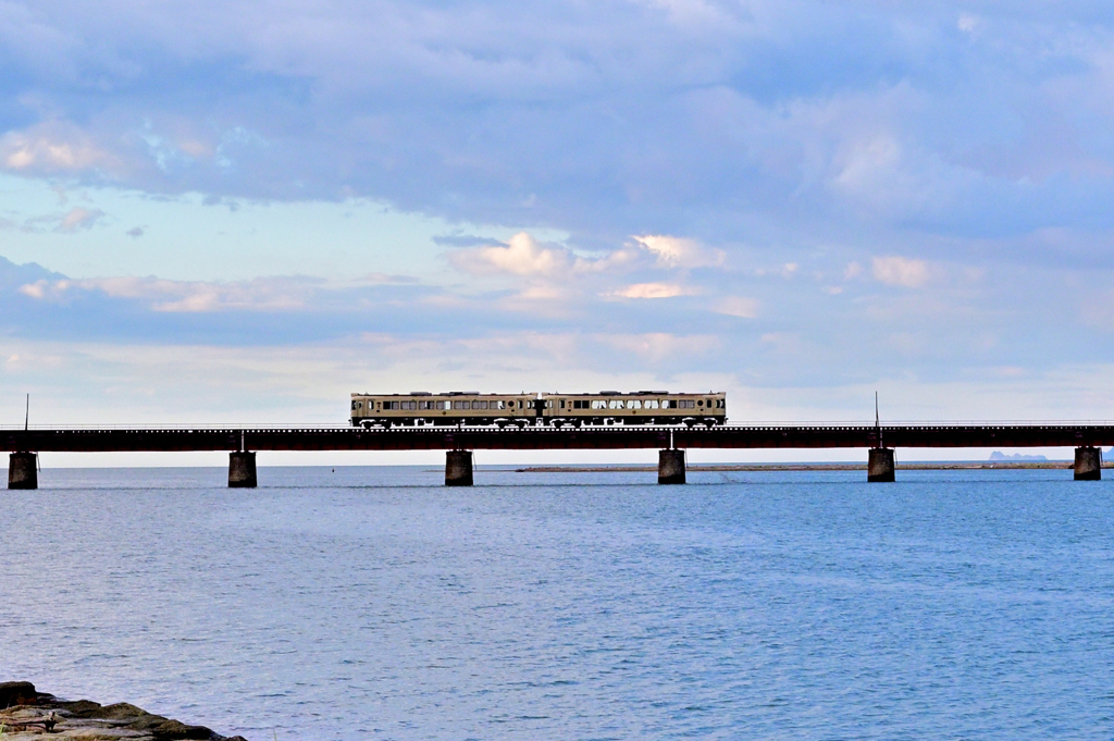 由良海岸　海の上の電車風景