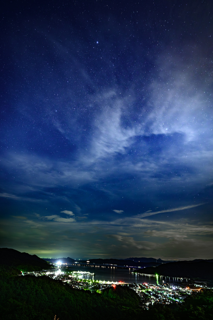 街明かりの空
