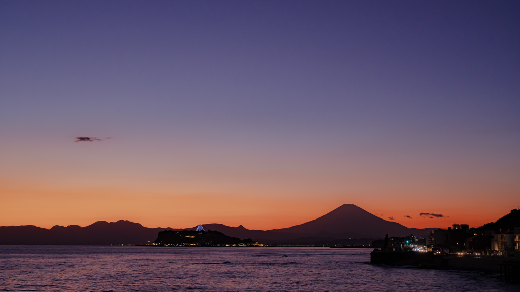稲村ヶ崎の夕空グラデーションとシルエット富士