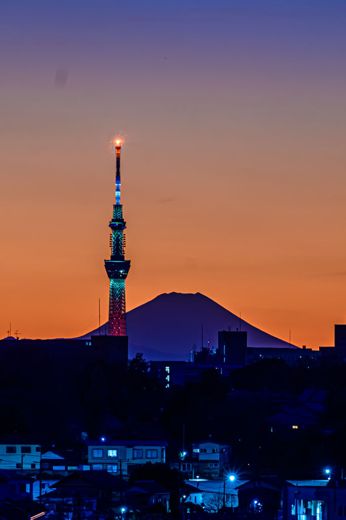 夕空に映えるスカイツリーと富士山の共演