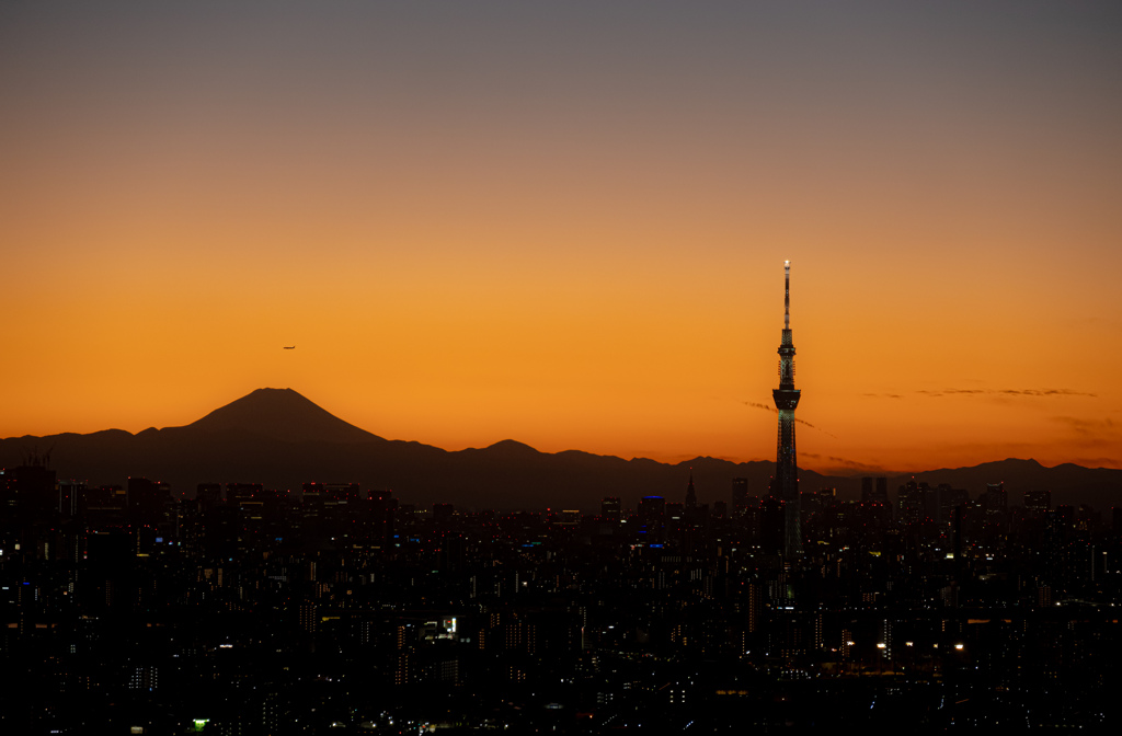 澄んだ夕暮れの空とシルエット