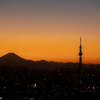 澄んだ夕暮れの空とシルエット