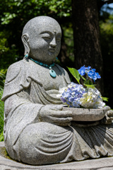 紫陽花を抱えたお地蔵さん