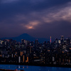都市夜景とシルエット富士