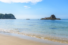 海に浮かぶ小島と赤い鳥居