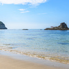 海に浮かぶ小島と赤い鳥居