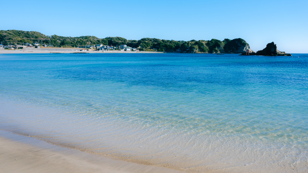 白い砂浜と青い海