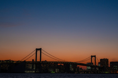 マジックアワーに浮かぶレインボーブリッジのシルエット
