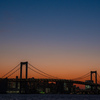 マジックアワーに浮かぶレインボーブリッジのシルエット