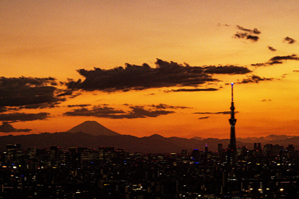 東京スカイツリーと富士山のシルエットを望む