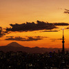 東京スカイツリーと富士山のシルエットを望む