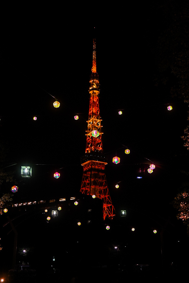 宝石が浮かび上がる夜