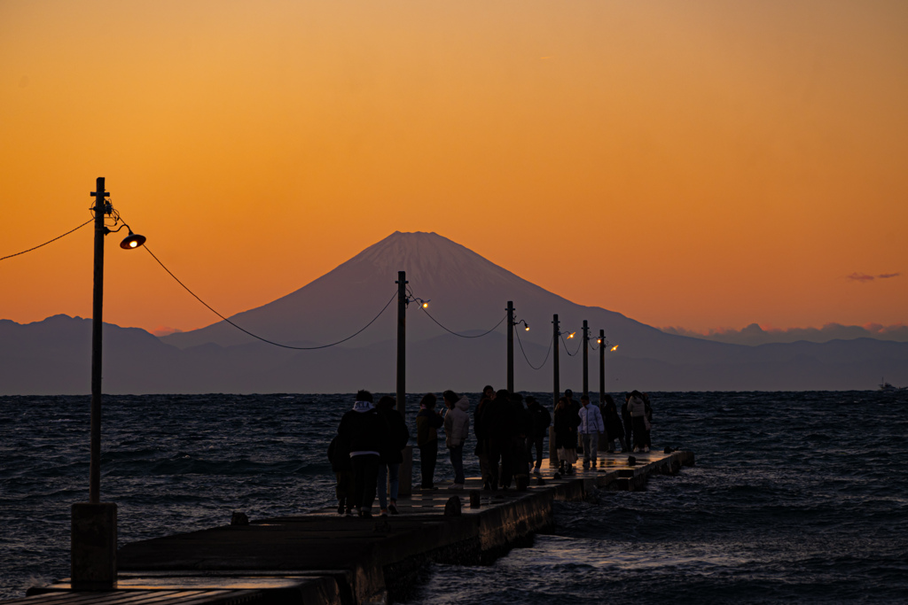 黄昏の桟橋と夕富士